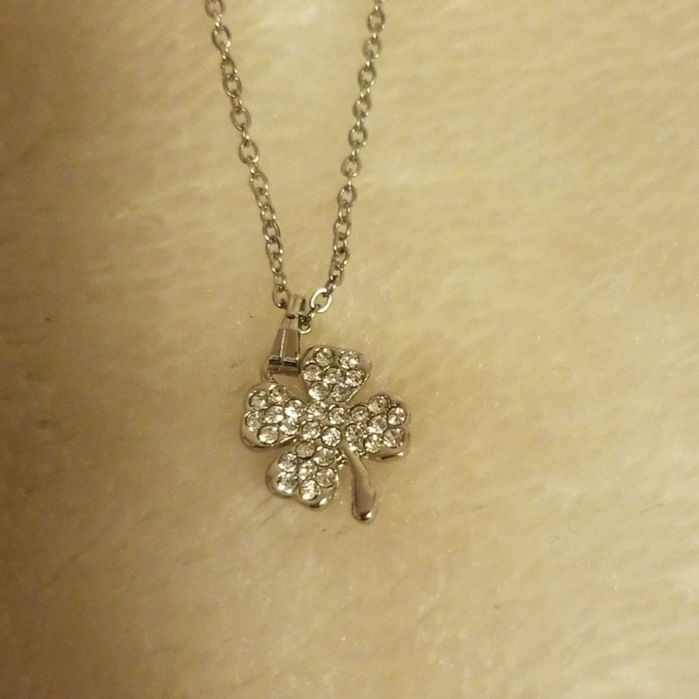 F21 4 leaf clover Necklace